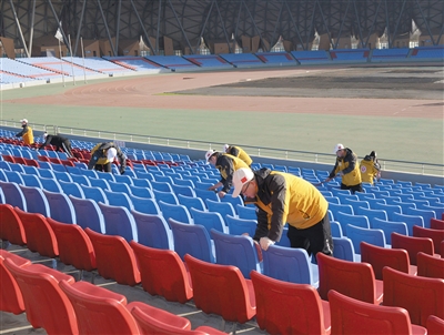 图为市体育总会志愿者服务队的志愿者们在市体育中心体育场内义务清洁卫生。戎禹仁摄