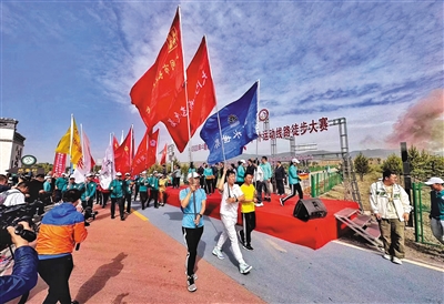 5月28日，2023年大同古长城户外运动线路徒步大赛启动。戎禹仁摄