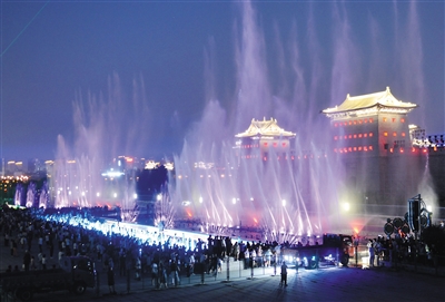 永泰门广场音乐喷泉视听盛宴美轮美奂，吸引市民游客观赏。张志忠摄