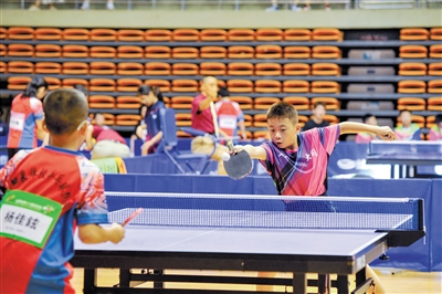 图为省运会乒乓球比赛在大同大学体育馆拉开帷幕。于宏 摄