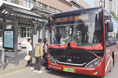 图为更换新车后的35路公交车上路运营。戎禹仁 摄