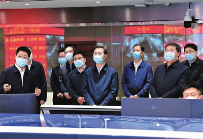 2月16日，省委书记蓝佛安在晋能控股集团同忻煤矿调度指挥中心了解智能开采情况。史晓波摄
