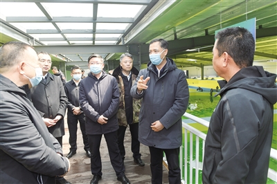 4月25日，省委常委、市委书记卢东亮在万鑫养殖有限公司陆基工业化循环水养殖项目现场调研。张燕伟摄