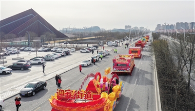 圖為花車巡游在太和路與美術館交相輝映。于宏攝