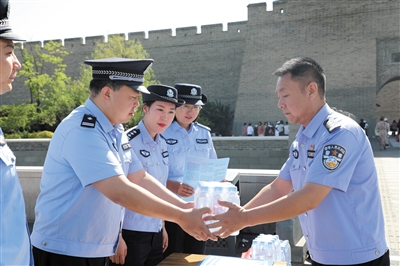 市公安局平城分局为一线民警送去防暑用品。尚丽摄