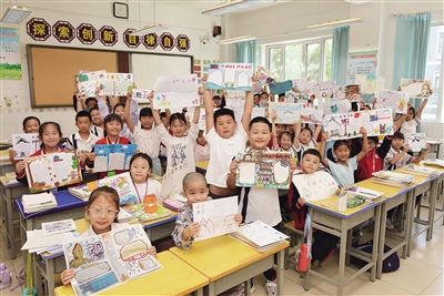 图为平城区四十五校学生展示假期精心制作的手抄报作业。戎禹仁 摄