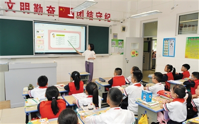 平城区45校各班级老师带领学生重温《中小学生守则》。戎禹仁摄