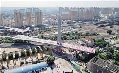 图为平城街西延跨铁路桥转体施工现场。戎禹仁 摄