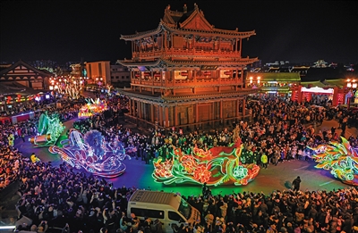 春节期间，大同古城每天晚上的主题彩车巡游，让众多市民、游客大饱眼福。于宏摄