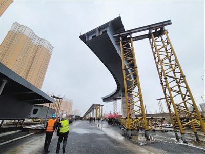 平城街西延跨铁路桥a匝道转体桥完成转体施工