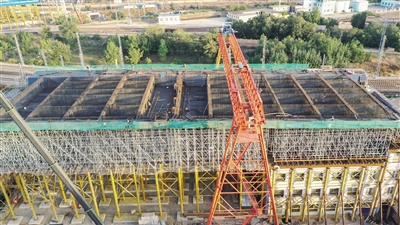 图为平城街西延跨铁路桥复工建设现场。戎禹仁摄