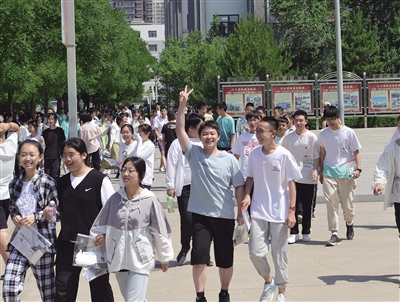 昨日，历时两天半的2023年中考圆满结束。我市3．1万余名考生在考场上全力以赴，给自己的初中学习生涯画上圆满句号。戎禹仁摄