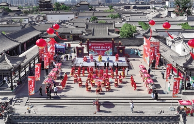 昨日,我市举办了2023年“文化和自然遗产日”活动。图为关帝庙广场活动现场。张占兵摄 昨日,我市举办了2023年“文化和自然遗产日”活动。图为关帝庙广场活动现场。张占兵摄