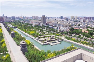 大同古城和城市街景相映成景（2023年6月8日摄，无人机照片）。新华社记者 杨晨光 摄