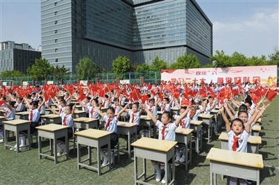 6月1日上午，北岳小学校园里笑声回荡，热闹非凡，全体师生欢聚在这里，共同庆祝“六一”国际儿童节。孩子们用整齐划一的课桌舞、动感十足的韵律操、优美动人的芭蕾舞，表达着对党的热爱，对祖国的赞美。戎禹仁 摄