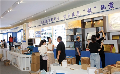 图为工作人员正在紧锣密鼓地布展。于宏摄