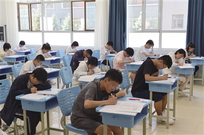 昨日8时30分，随着考试铃声响起，2023年中考拉开帷幕，全市31207名考生在考场内沉着应考，为自己的青春和梦想拼搏。戎禹仁摄