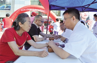 图为启动仪式现场,工作人员向老年人宣传老年健康服务政策,普及老年健康科学知识。于宏摄 图为启动仪式现场,工作人员向老年人宣传老年健康服务政策,普及老年健康科学知识。于宏摄