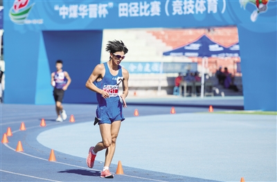 图为在省运会田径比赛中，大同队运动员发挥出顽强拼搏的体育精神，突破自我，勇创佳绩。张占兵 摄