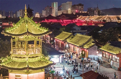 古城夜游也很潮。张湛滨 摄