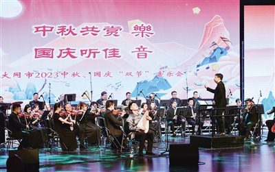 图为琵琶协奏《草原英雄小姐妹》。张占兵 摄 图为琵琶协奏《草原英雄小姐妹》。张占兵 摄