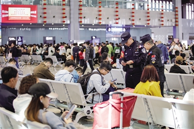 图为大同南车站派出所民警在候车室查验旅客票证信息。韩堃　通讯员　王海晓摄