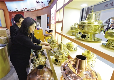 图为昨日下午，文博会大同展厅工作人员和参展单位紧锣密鼓地进行最后的布展，盛装迎接八方来客。戎禹仁 摄