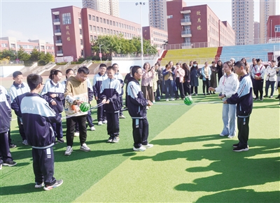 心理健康知识进校园活动中,同学们在趣味互动游戏中感受到不一样的轻松与愉悦。戎禹仁摄