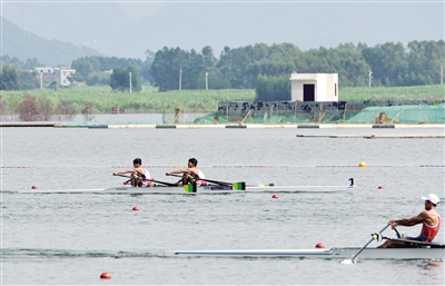 图为大同队张洺豪、戴晟涛参加学青会赛艇项目男子轻量级双人双桨决赛。戎禹仁摄