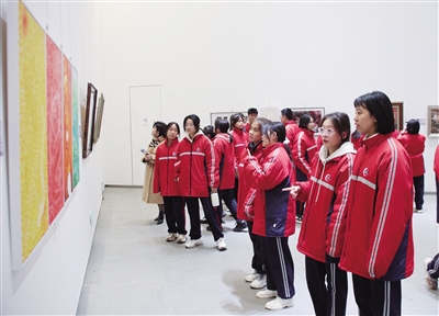 图为市一职中在校学生参观书画展作品。韩堃摄