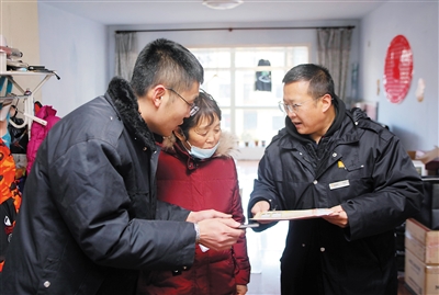 图为工作人员耐心指导居民添加“燃气管家”。韩堃摄