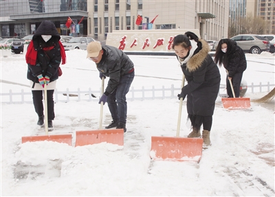 12月11日一大早，全市各党政机关、企事业单位、驻街单位以雪为令，发挥示范带动作用，自觉投身到清雪行动中，组织人力清理各自责任区的积雪，全力保障道路畅通，方便市民安全出行。韩堃 摄