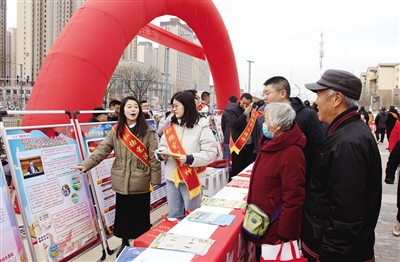 图为工作人员向群众讲解宪法宣传展板内容。韩堃摄