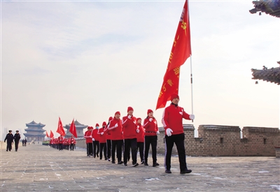 图为健步走爱好者在南城墙上行进。韩堃 摄