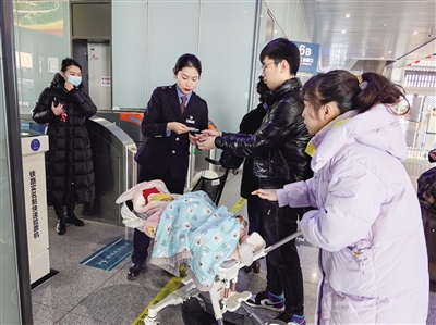 春运首日，有特殊需求的旅客正在大同南站通过“绿色通道”。张彩峰摄