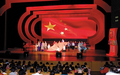 图为音乐会现场正在演出歌剧《绣红旗》。于宏 摄 图为音乐会现场正在演出歌剧《绣红旗》。于宏 摄