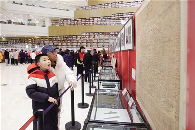 图为市民正在参观“长城印迹”实物展。韩堃摄