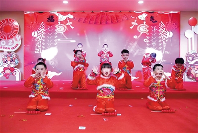 图为活动现场小朋友表演的《冰糖葫芦》。韩堃 摄