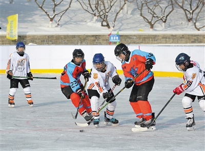 图为承德市冰雪轮滑运动协会队与天津市雪豹队比赛现场。戎禹仁 摄