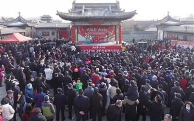 2024新春系列活动在关帝庙戏台组织传统戏曲演出，精彩的表演吸引了众多游客、市民观看。张占兵摄