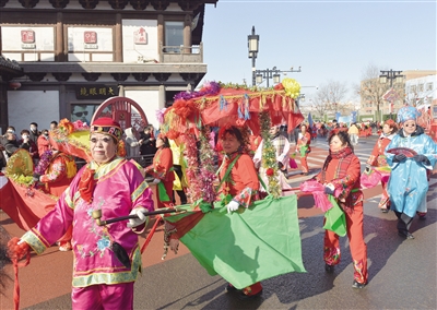 节日期间，古都大同热闹非凡，民俗社火表演精彩纷呈。图为在华严寺周边进行的划旱船表演。戎禹仁摄