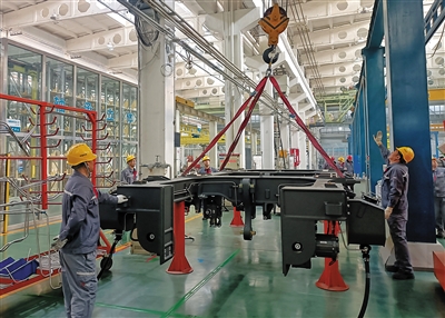 图为中车大同公司转向架分厂员工开足马力、铆足干劲，全力跑好开年“第一棒”。李冬宾摄