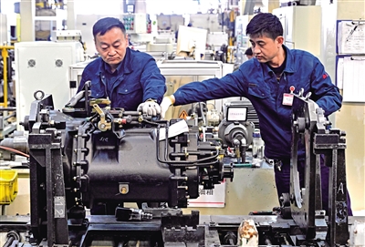 图为中国重汽集团大同齿轮有限公司试车加油工位，员工正在为变速箱加注齿轮油，保证后续检测过程中齿轮传动系统充分润滑，变速箱质量和性能符合要求。李冬宾摄