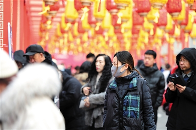 图为求职者在招聘会现场进行咨询。张占兵摄 图为求职者在招聘会现场进行咨询。张占兵摄
