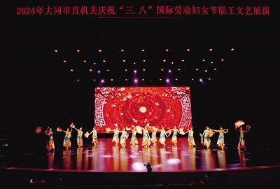 图为文艺展演中的舞蹈表演《盛世花开幸福年》。戎禹仁摄