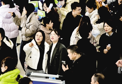 图为“花开三月·职待佳人”2024年“春风行动”妇女就业服务月活动现场。张占兵摄