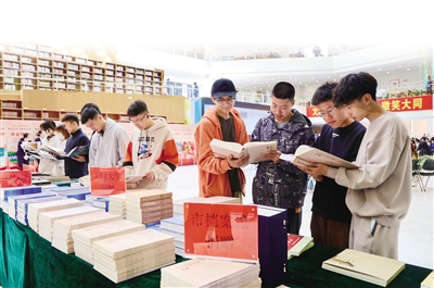 4月23日，我市在市图书馆启动2024全民阅读推广活动暨融入京津冀新媒体传播版权保护和“绿书签行动”。韩堃摄