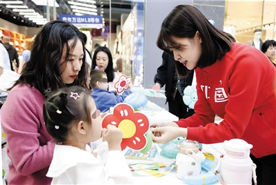 图为市特殊儿童康复教育中心的老师和家长、孩子一起互动制作小红花。韩堃摄 图为市特殊儿童康复教育中心的老师和家长、孩子一起互动制作小红花。韩堃摄