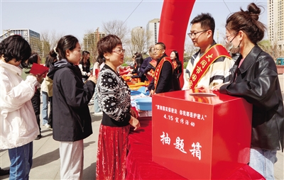 图为活动中通过有奖答题宣传国家安全知识。韩堃摄