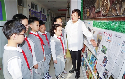 图为大同大学附小师生浏览近日大同日报刊发的新闻。韩堃摄